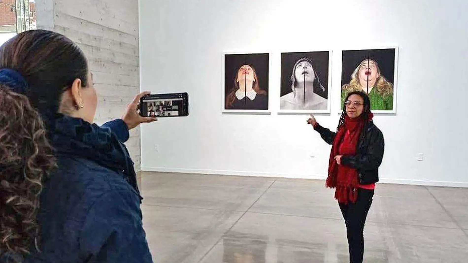 mujer graba con su celular en museo